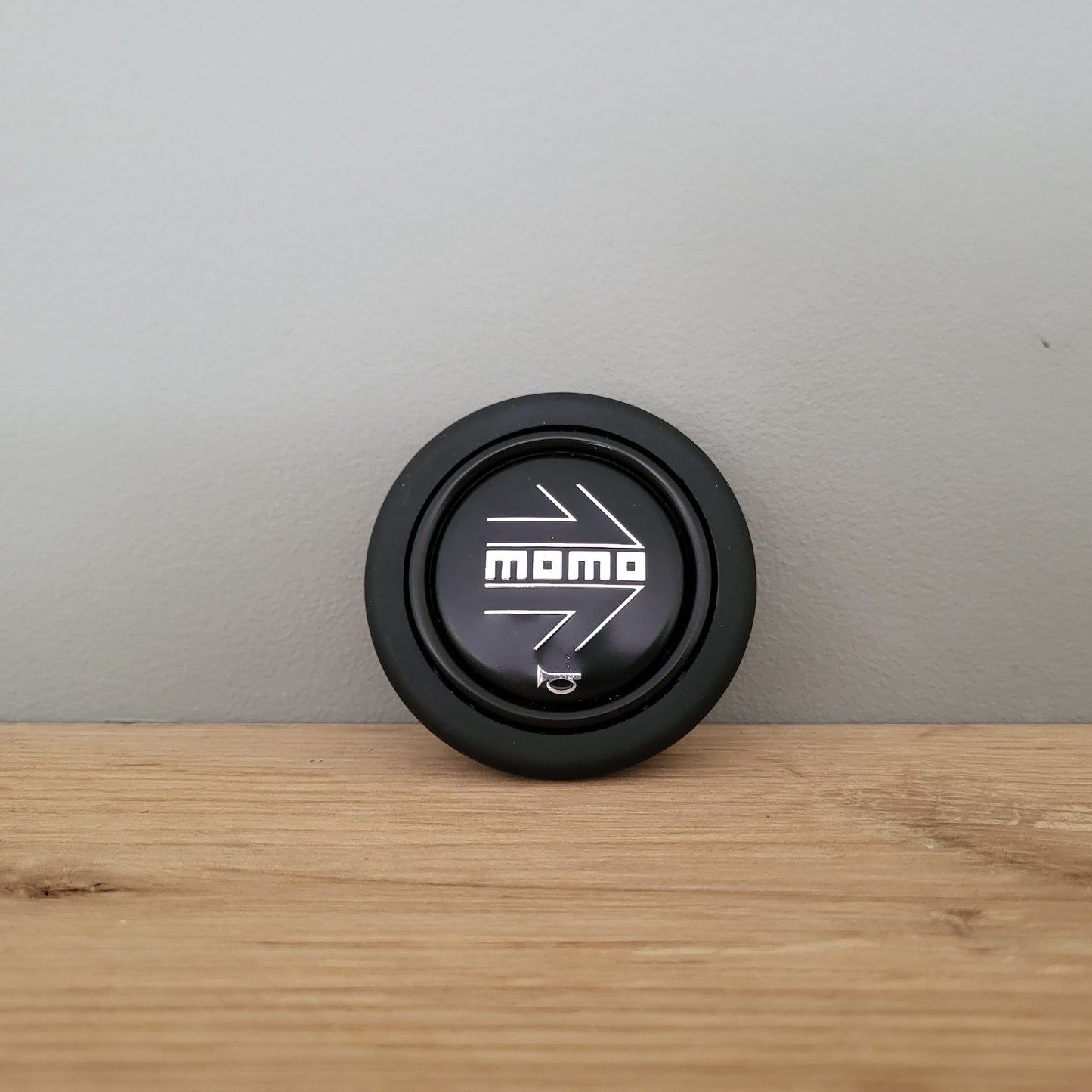 Momo horn push button - silver on black