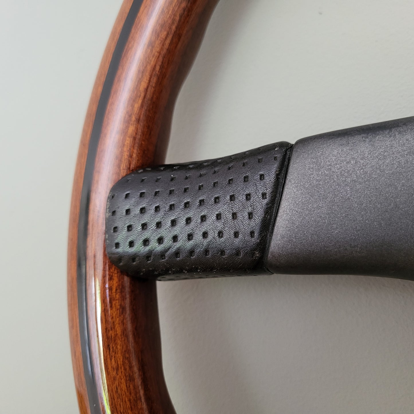 Nardi Gara 3 / III-W wooden steering wheel (1990s)