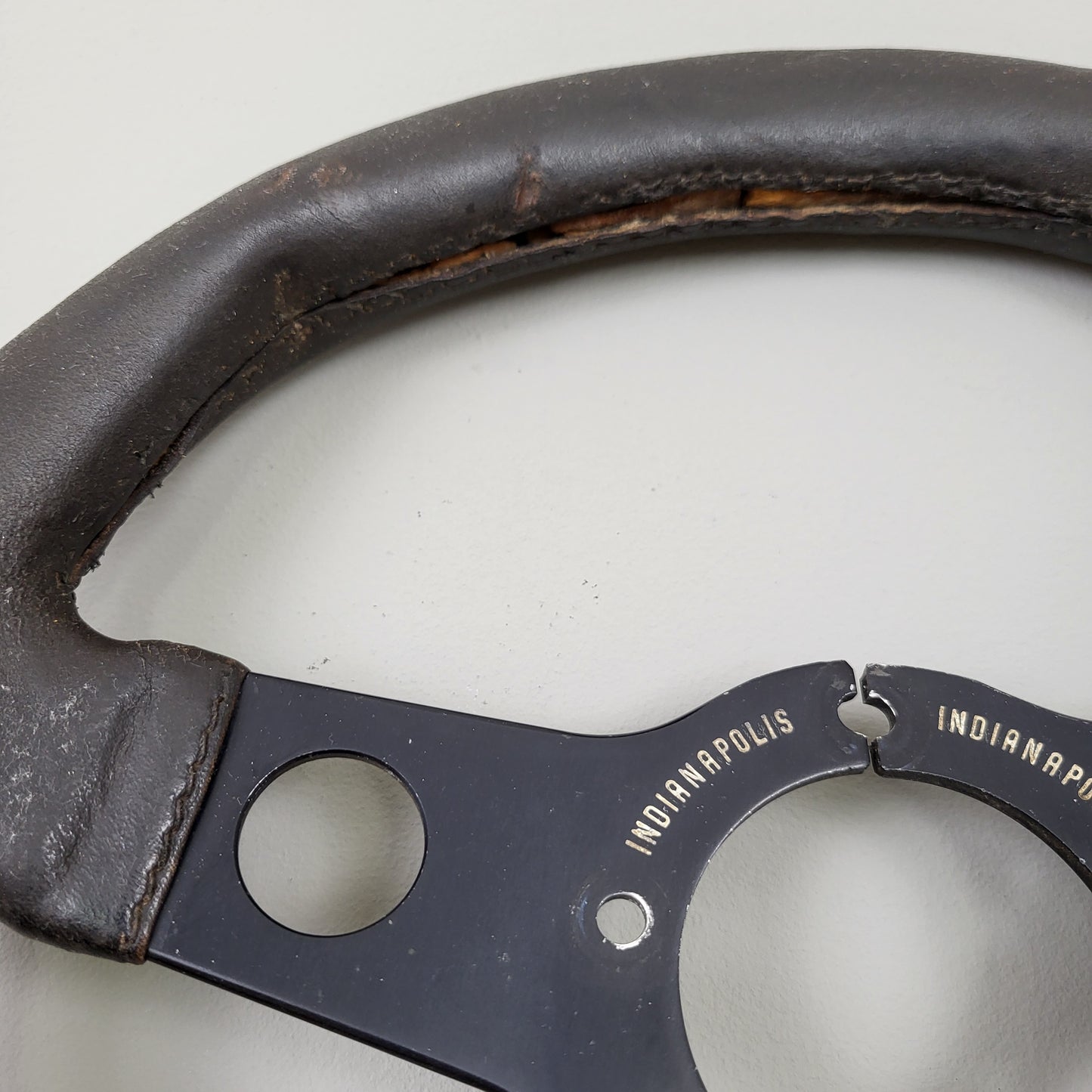 Atiwe Indianapolis leather steering wheel (resto project)