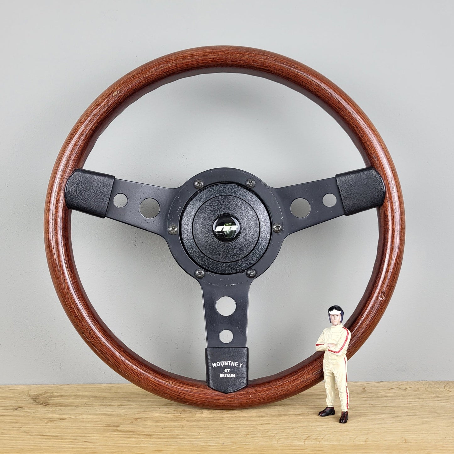 Mountney GT 330 wooden steering wheel (1975)