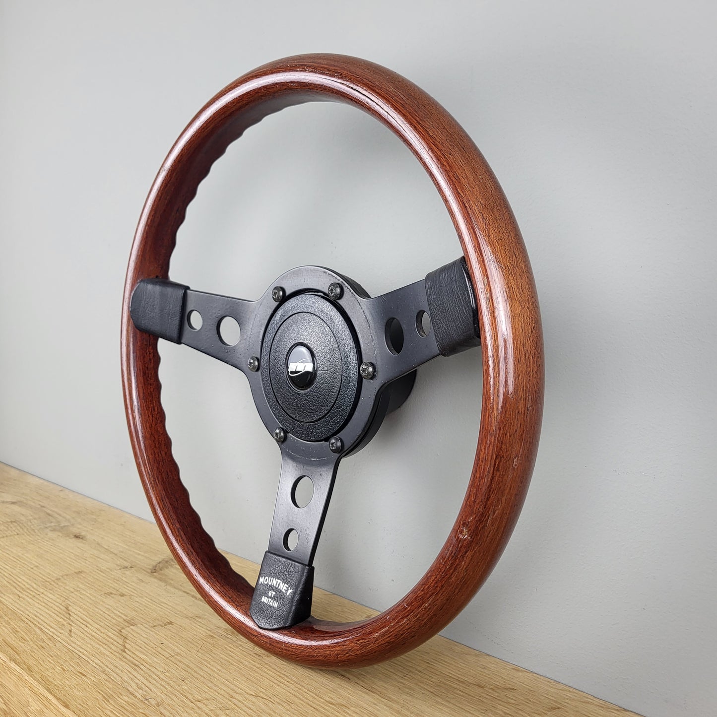 Mountney GT 330 wooden steering wheel (1975)