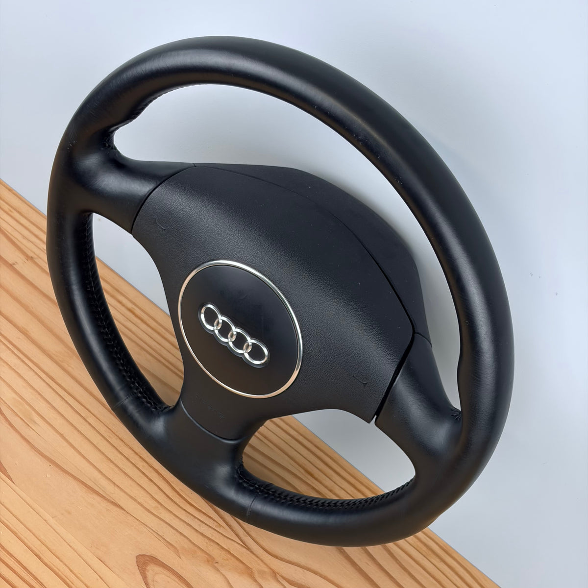 Audi A2 (8Z) / A3 (8L), A4 (B5/B6), A6 (4B) leather steering wheel (2001)