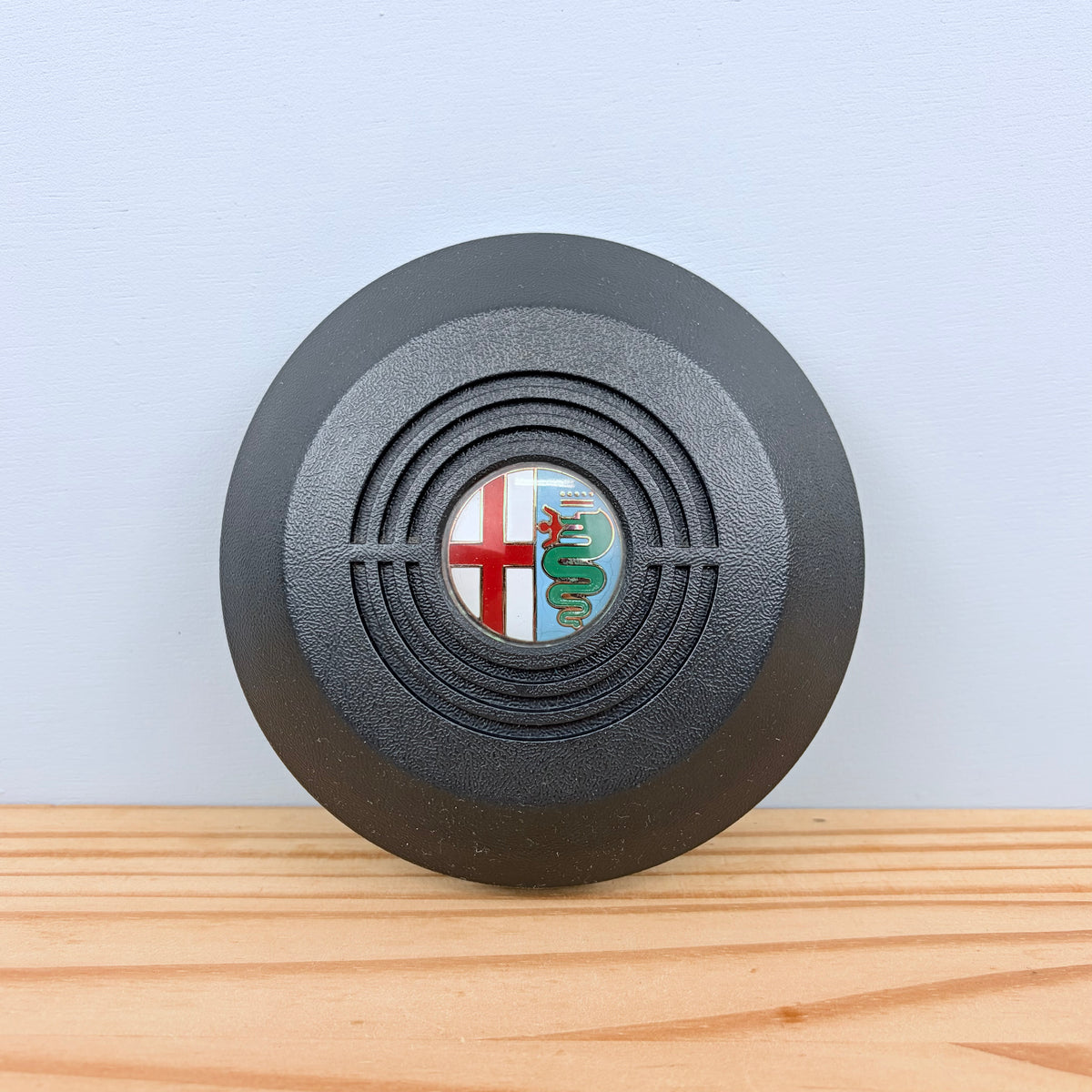 Alfa Romeo Spider / GTV / 33 / 75 steering wheel center cap V.G.